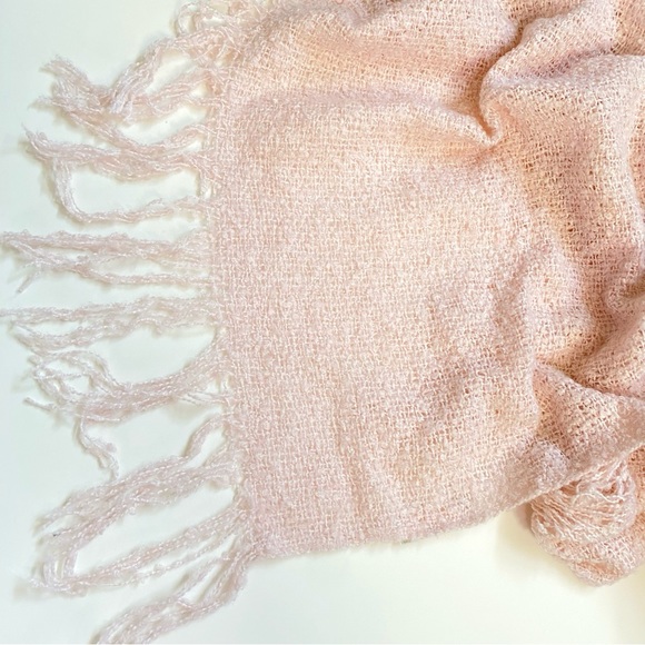 FREE PEOPLE big light pink fringe knit big blanket scarf - Picture 4 of 5